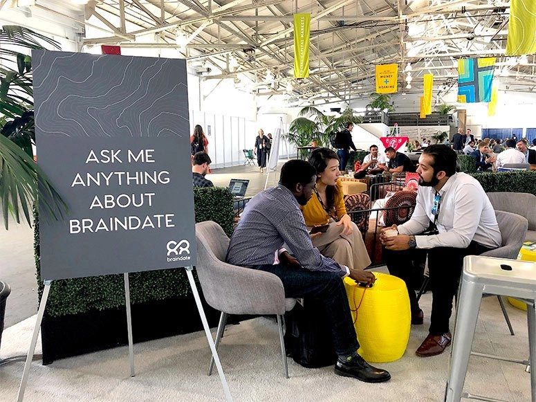 Des entrepreneurs sociaux échangent leurs idées sur un groupe Braindate lors de la conférence SOCAP 2019
