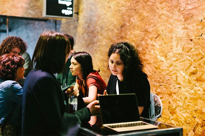 e180 Learning Concierge Johanna Brenner assisting a participant at the 2019 C2 Montreal Event